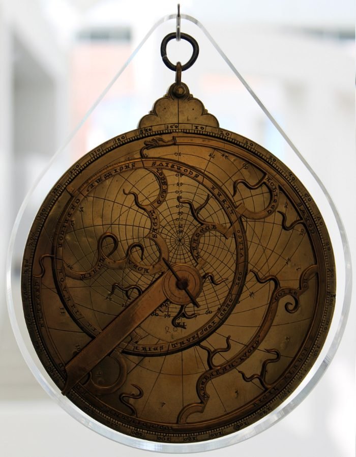Astrolabe ancien en laiton